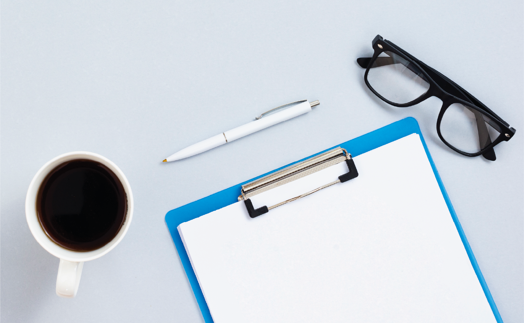 dokumenty, kawa i okulary