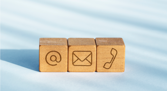 Drewniane kostki z ikonami kontaktu: e-mail, koperta i telefon