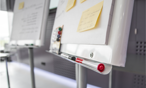 Tablica suchościeralna z notatkami samoprzylepnymi w sali szkoleniowej