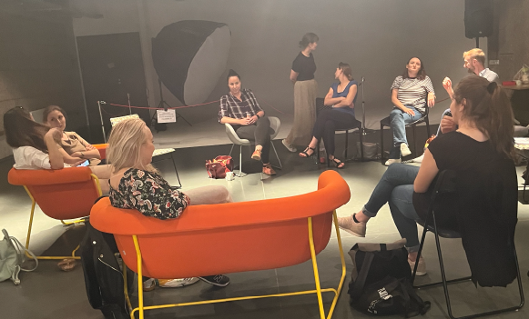 Grupka ludzi na spotkaniu szkoleniowym.